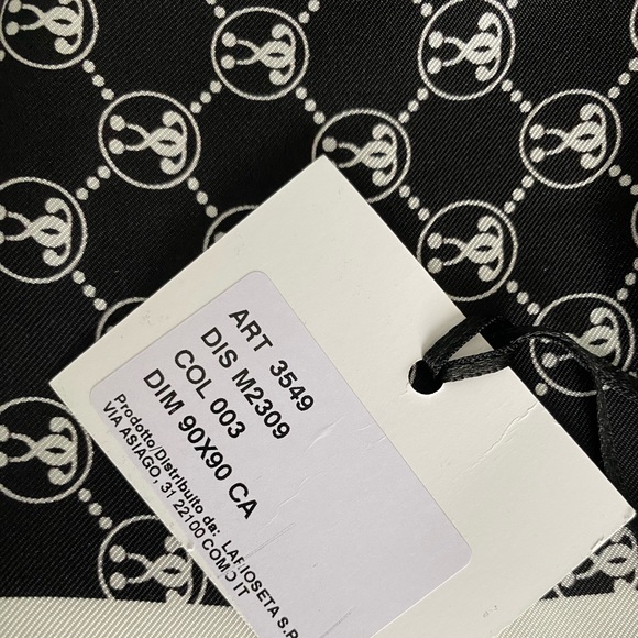 ❤️NWT boutique MOSCHINO 90x90cm - Picture 2 of 5